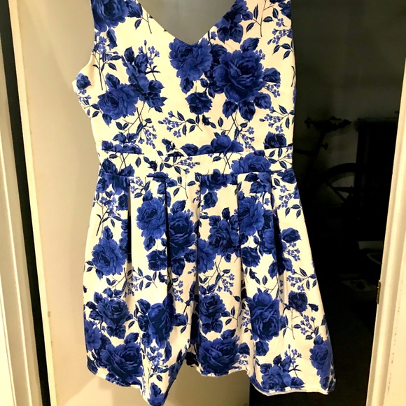 Dresses & Skirts - Super cute floral dress